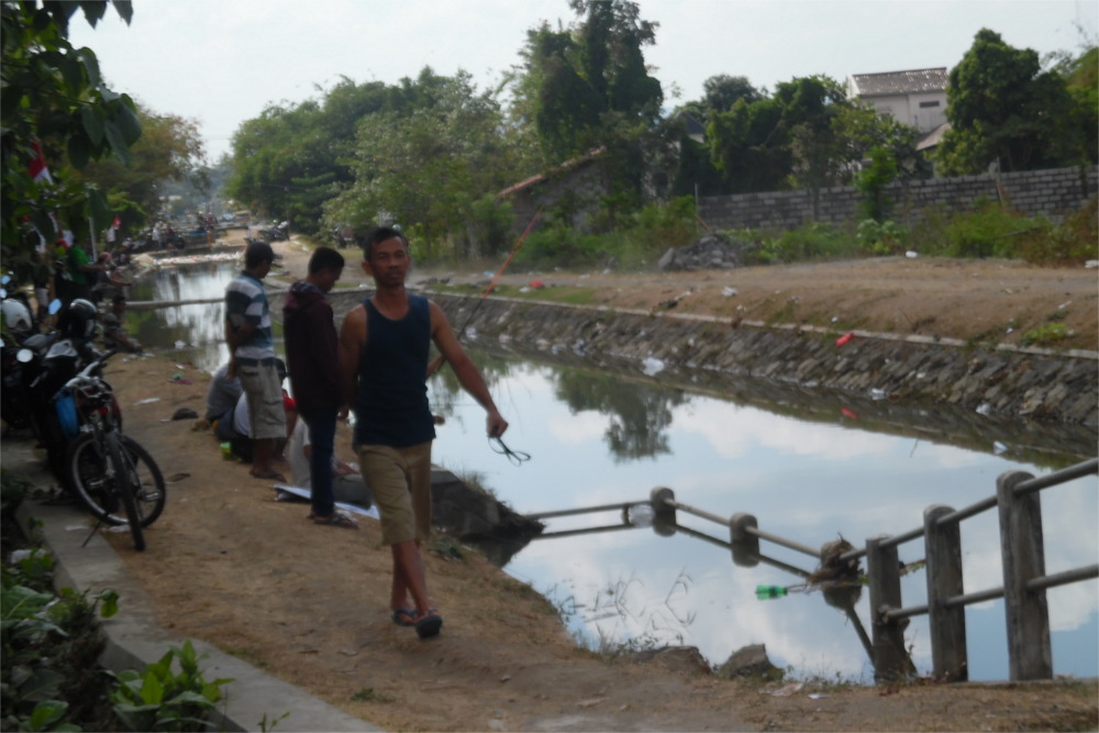 Para pemancing di pinggir Selokan Mataram