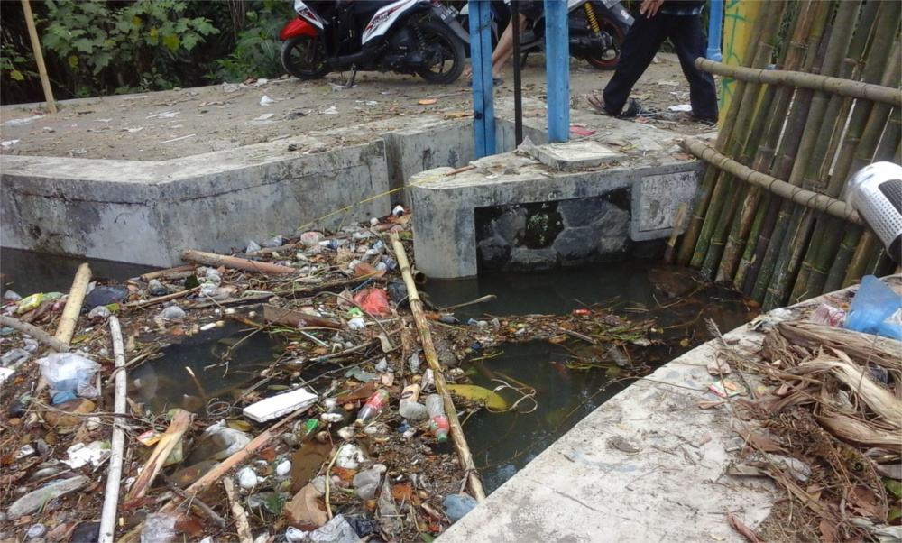 Sampah di Selokan Mataram