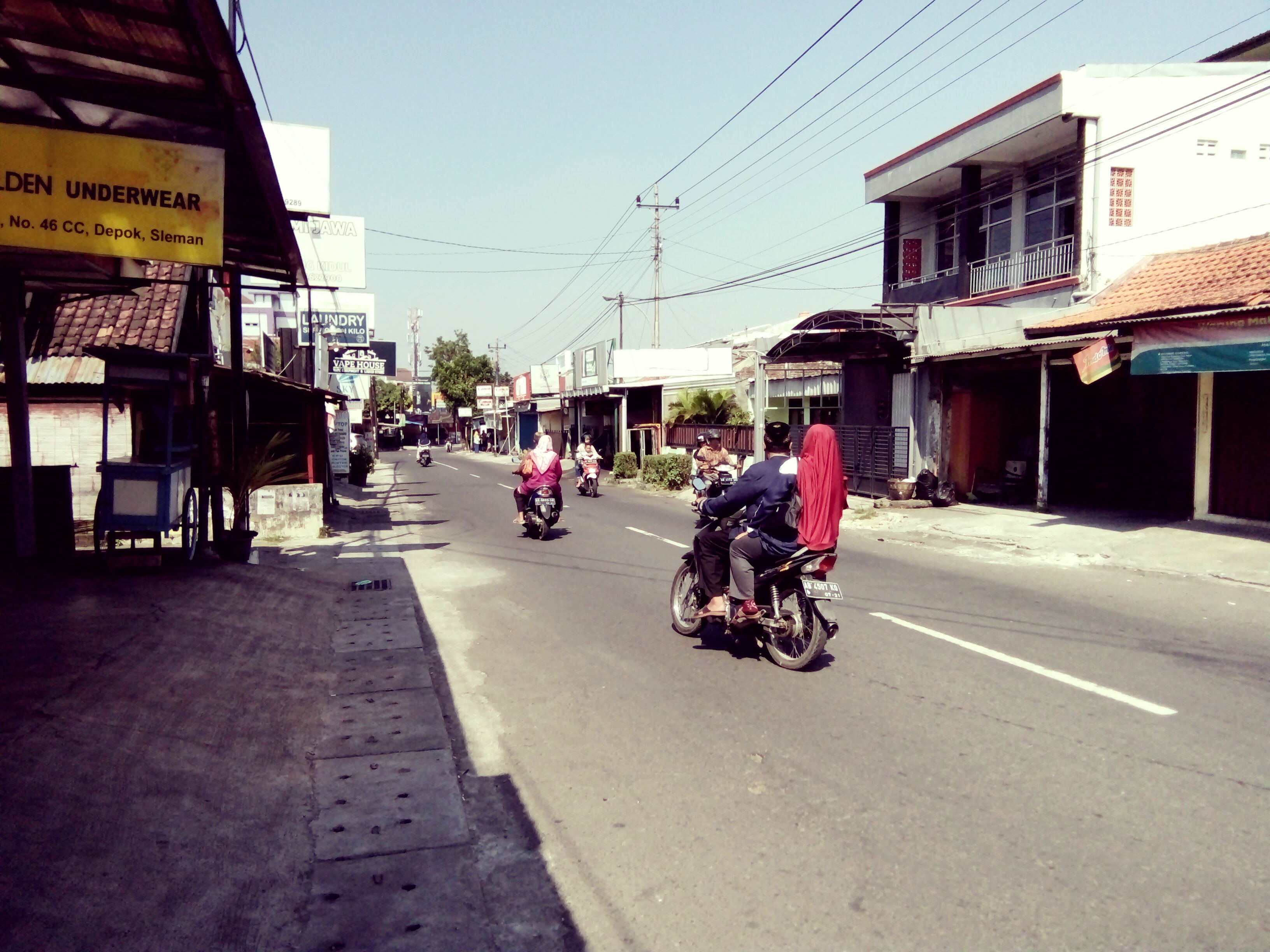 Berhenti di utara pertigaan jalan Nusa Indah