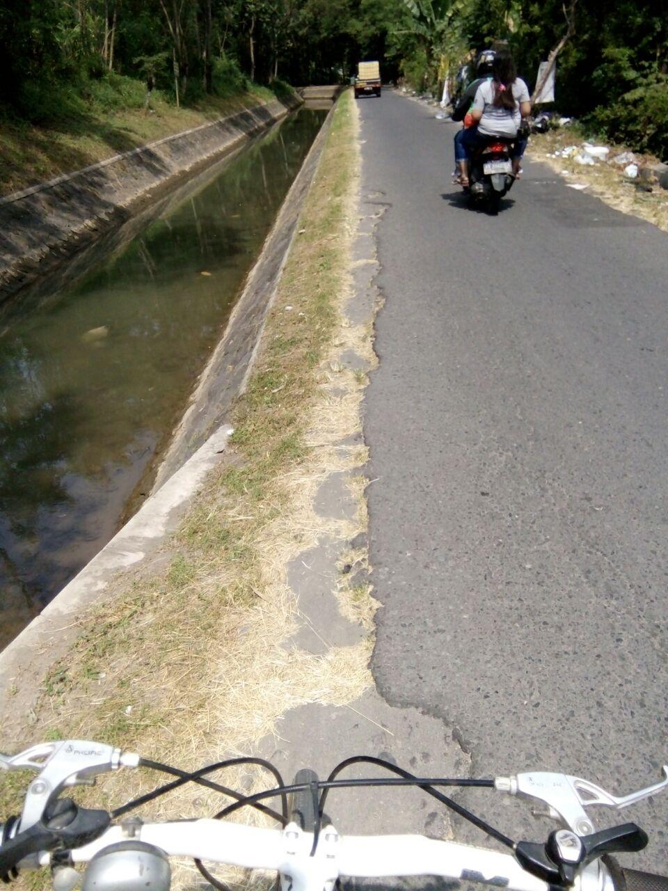 Bersepeda di jalan selokan Mataram
