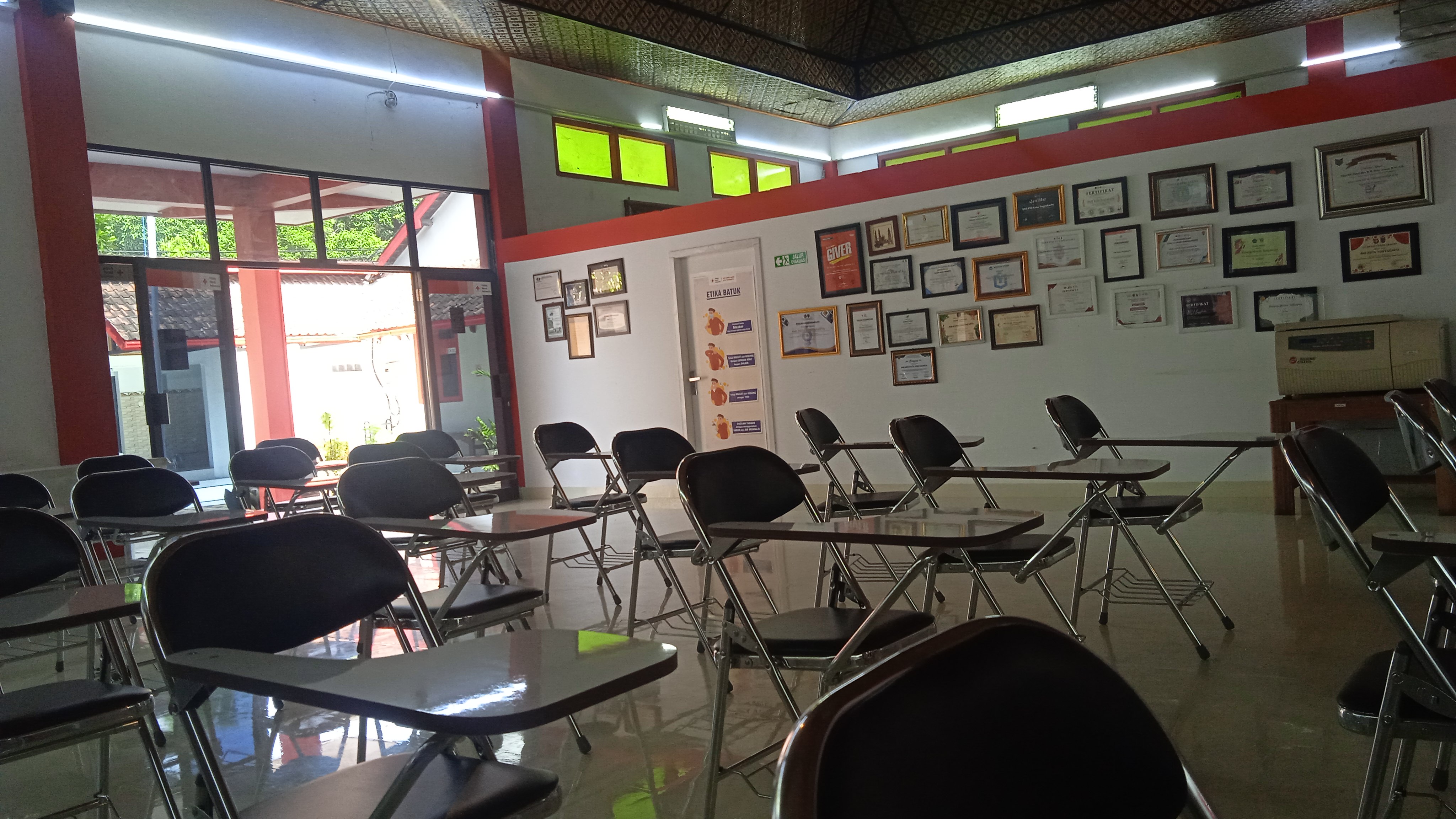 ruangan dengan kursi-kursi kosong