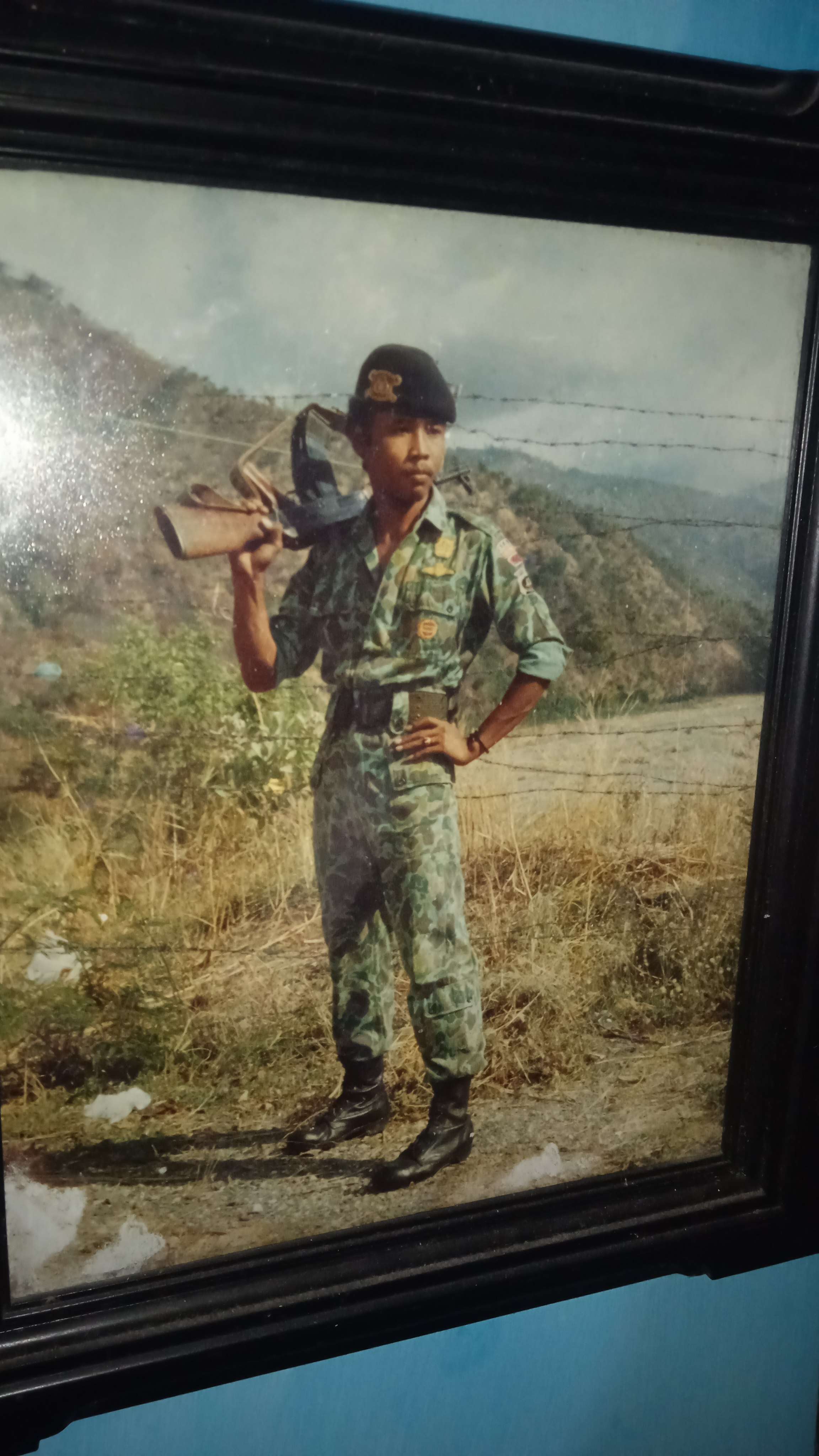 pria dengan seragam ABRI memanggul AK47